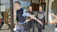 Na zadnji obravnavi sta obsojenega umora v Kobjeglavi spremljala 
pravosodni policist (desno) in policist koprske policijske postaje.