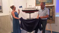 Skulpturo Rexa, ki jo je izdelal Slavko Franca, včeraj pa  odkrila 
izolska podžupanja Agnese Babič in zbiratelj Gorazd Budal, bodo 
postavili ob obalno cesto, na mesto, kjer je potopljena ladja.