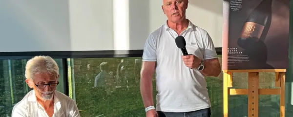 Miran Sirk (desno) in Dušan Brejc sta vodila primerjalno degustacijo dveh penečih vin s platinastim priznanjem iz briške kleti 
Bjana in šampanjske Taittinger.