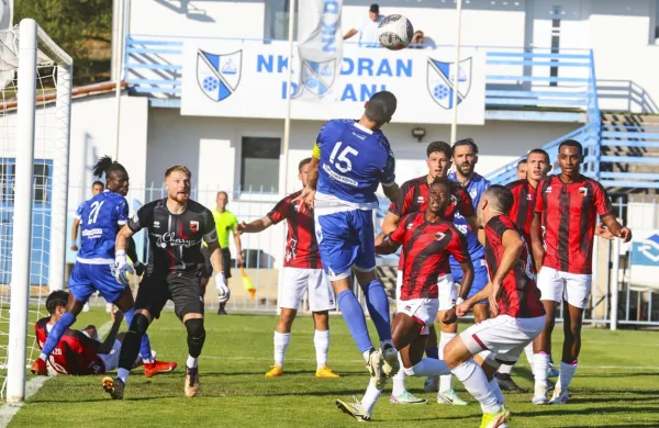 Sežanci (v rdeče-črnih dresih) so po porazu v Dekanih povezali tri zmage tako kot današnji tekmeci 
Novogoričani. 

