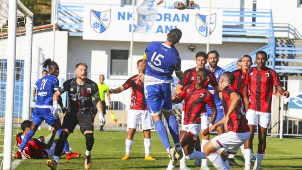 Sežanci (v rdeče-črnih dresih) so po porazu v Dekanih povezali tri zmage tako kot današnji tekmeci 
Novogoričani. 

