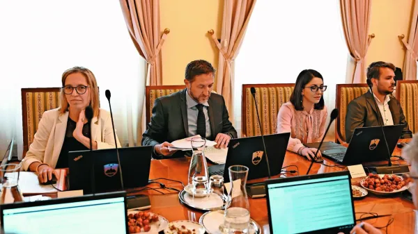 Bo premiere vendarle osvežil ekipo ali pa je za to že prepozno? Na 
fotografiji Valentina Prevolnik Rupel, Klemen Boštjančič in Emilija 
Stojmenova Duh.