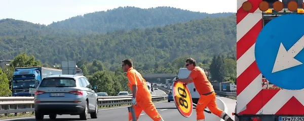Zapora ceste v nastajanju. Tek med avtomobili  s 30 kilogrami v 
rokah ...  