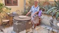 Daniela Paliaga Janković ob enem od 40 ohranjenih vodnjakov v Piranu.