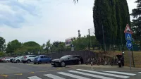 Parkiranje v Veluščkovi ulici je brezplačno in dopoldan, ko že poteka šolski pouk, je parkirišče običajno 
prazno.  


