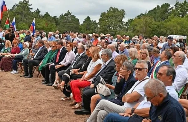 Na bazovski gmajni je popoldne potekala osrednja svečanost v 
spomin na bazoviške junake.