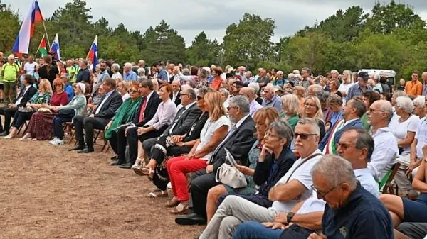 Na bazovski gmajni je popoldne potekala osrednja svečanost v 
spomin na bazoviške junake.