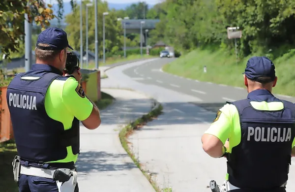 Poleg običajnih nalog se policiji dodajajo nove in nove naloge, število zaposleni pa pada. 