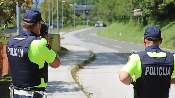 Poleg običajnih nalog se policiji dodajajo nove in nove naloge, število zaposleni pa pada. 