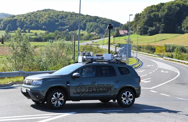 Avtomobil zelene barve podjetja Flycom Technologies ima na 
strehi laser in visok drog s kamerami. Vozilo bodo v prihodnjih 
tednih pogosto videvali na koprskih občinskih cestah. 