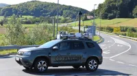 Avtomobil zelene barve podjetja Flycom Technologies ima na 
strehi laser in visok drog s kamerami. Vozilo bodo v prihodnjih 
tednih pogosto videvali na koprskih občinskih cestah. 