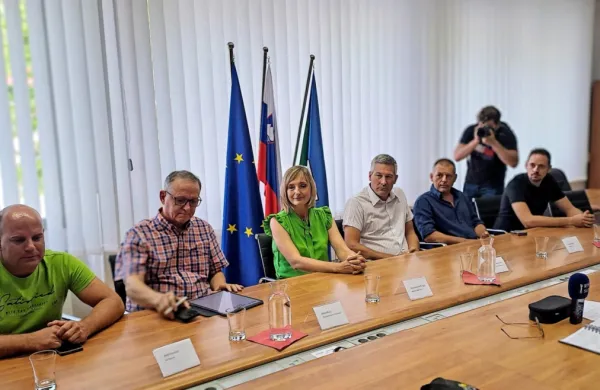 Novinarsko konferenco ob letošnji Vipavski trgatvi so v Vipavi posvetili tudi 130. obletnici ustanovitve prve 
vinarske zadruge na Slovenskem. 