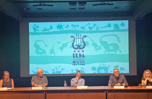 Na novinarski konferenci so spregovorili (z leve): Barbara Poša 
Belingar, Vladimir Peruničič, Zlatko Kaučič, Matjaž Drevenšek in 
Pavla Jarc.