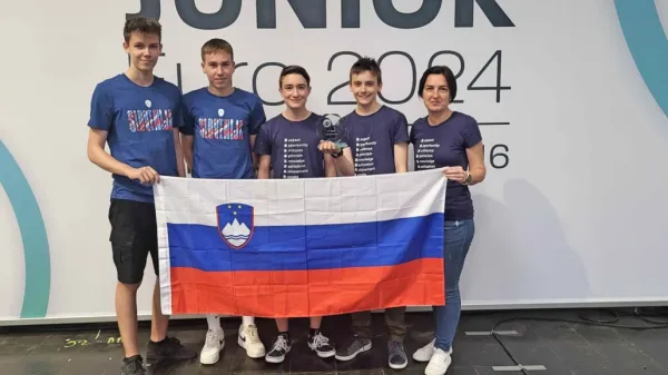 Na evropskem prvenstvu v  Hannovru sta osnovnošolca Žiga Bolje 
in Irenej Pavlica (v sredini) osvojila drugo mesto, srednješolca 
Matic Peric in Naj Turk (levo) pa 12. mesto.