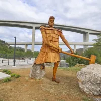 Velikan Strmec pozdravlja obiskovalce Centra za obiskovalce 
Kraški rob.  