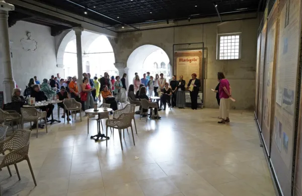 Razstava je v Malo ložo pod Pretorsko palačo privabila veliko obiskovalcev. Kulturni dogodek je glasbeno popestril Dekliški pevski zbor Glasbene šole Koper.