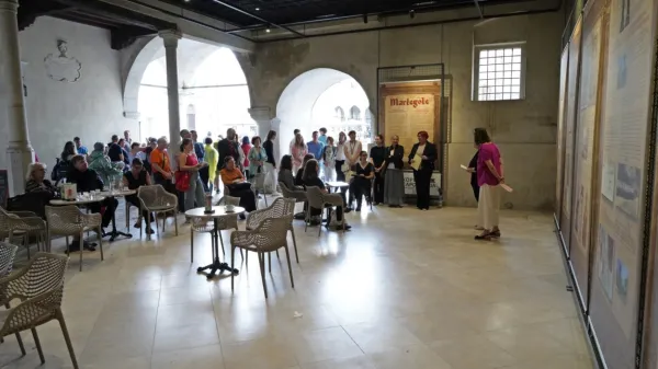 Razstava je v Malo ložo pod Pretorsko palačo privabila veliko obiskovalcev. Kulturni dogodek je glasbeno popestril Dekliški pevski zbor Glasbene šole Koper.