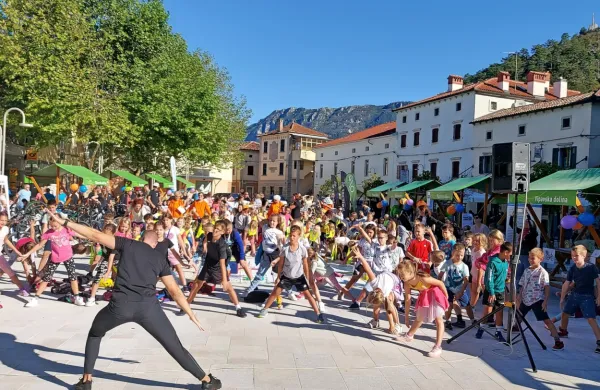 3. Festival duševnega zdravja Primorske so po ogrevanju s 
sprehodom peš, na kolesih in vozičkih  pospremili v Vipavi, ki je  že  
vstopila v Evropski teden mobilnosti. 