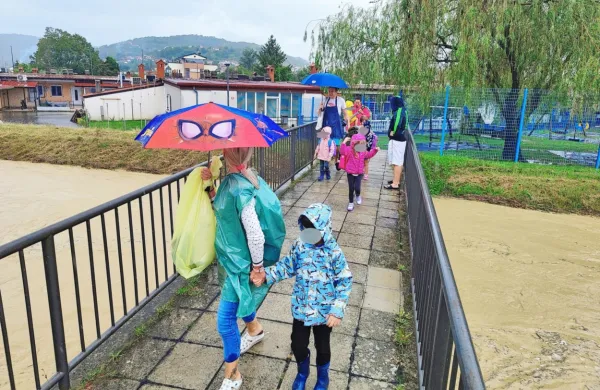 V vrtcu v Šalari, ki stoji povsem blizu Badaševice, so se ustrašili 
naraslega vodotoka in po posvetovanju s civilno zaščito evakuirali 
otroke.  