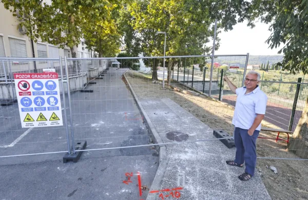 Novo telovadnico bodo v Šmarjah zgradili tik ob šoli, je pokazal
ravnatelj Simon Dražič.