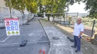 Novo telovadnico bodo v Šmarjah zgradili tik ob šoli, je pokazal  
ravnatelj Simon Dražič.