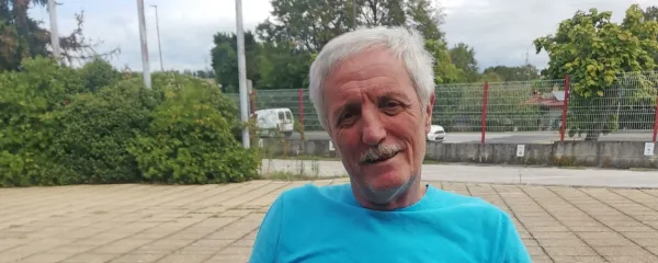 Davor Vitulič pri 64 letih  še vedno trenira mlade upe in redno igra 
nogomet.