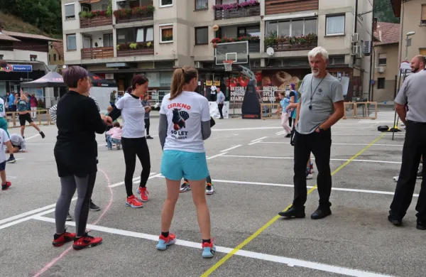 Na priložnostnem košarkarskem igrišču na glavnem trgu so se ob 
50-letnici košarke v Cerknem pomerile ekipe, tudi mešane, vseh 
generacij kluba.