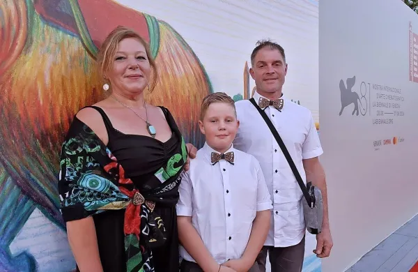 Anka, Rene in Andrej Mlinar po premieri filma Rene gre v vojno na rdeči preprogi Beneškega filmskega festivala.