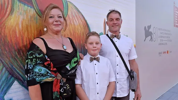 Anka, Rene in Andrej Mlinar po premieri filma Rene gre v vojno na rdeči preprogi Beneškega filmskega festivala.