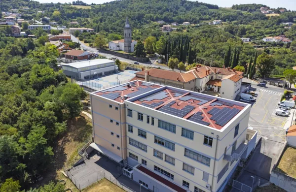 Nova sončna elektrarna na šoli v Sv. Antonu bo letno proizvajala 
110.000 kilovatnih ur električne energije. 