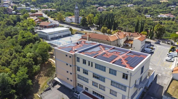Nova sončna elektrarna na šoli v Sv. Antonu bo letno proizvajala 
110.000 kilovatnih ur električne energije. 