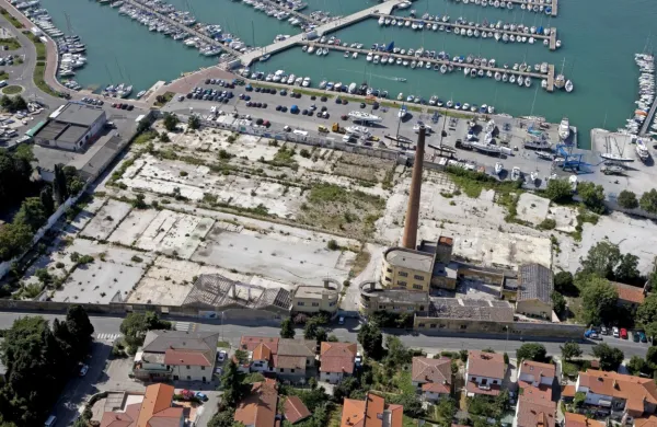 Projekt turistične stanovanjske gradnje na območju Arga, ki ga želi izpeljati podjetje Argolina, je živ že 20 let in četudi mu Izolani nasprotujejo, 
ostaja živ in si želi utreti svojo pot tudi v občinski prostorski načrt (OPN). 