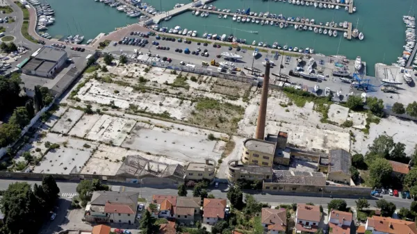Projekt turistične stanovanjske gradnje na območju Arga, ki ga želi izpeljati podjetje Argolina, je živ že 20 let in četudi mu Izolani nasprotujejo, 
ostaja živ in si želi utreti svojo pot tudi v občinski prostorski načrt (OPN). 