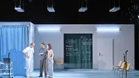 Prizor iz predstave 64, ki bo nocoj zaživela na odru SNG Nova 
Gorica