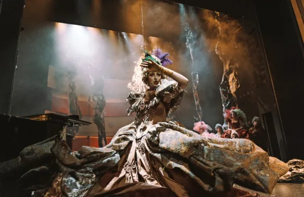 Med gostujočimi predstavami letošnje sezone SSG bo tudi znameniti Amadeus po scenariju Petra Shafferja. 