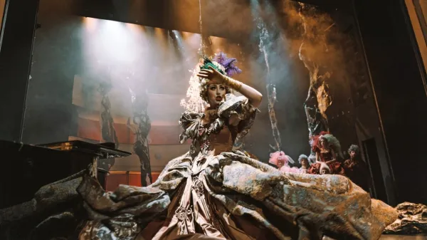 Med gostujočimi predstavami letošnje sezone SSG bo tudi znameniti Amadeus po scenariju Petra Shafferja. 