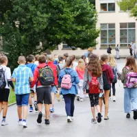 Cepljenje proti HPV se bo v letošnjem šolskem letu izvajalo na 
sistematskem pregledu v 6. razredu osnovne šole ter v 1. in 3. 
letniku srednje šole (za generaciji fantov, ki še niso bili cepljeni 
proti HPV ter dekleta zamudnice). Fotografija je simbolična. 