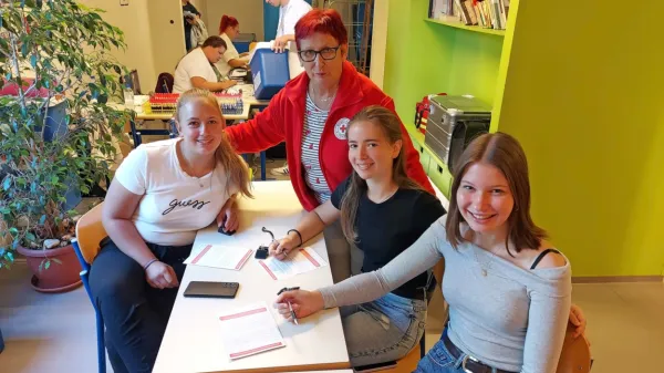 Gimnazijke (z leve) Klara Knavs, Vanesa Istenič in Kaja Turšič so v 
družbi  Majde Radivo prvič izpolnjevale anketo pred odvzemom 
krvi.  