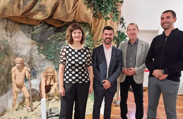  Z leve Damjana Fortunat Černilogar,  Jurica  Sabol, Tadej Koren in 
Alen Člerv, v ozadju domovanje krapinskega neandertalca