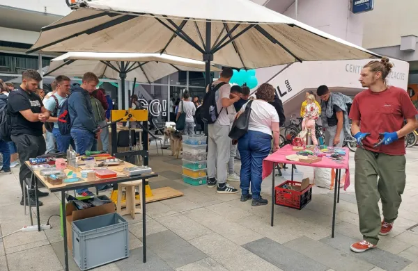 Pred Xcentrom in v njem so pripravili številne eksperimente in 
delavnice. 