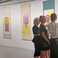 Razstavo spremlja publikacija z odlomki iz obsežne monografije z 
naslovom Metafizika barve.