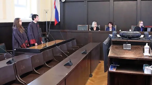 Klop za obtožene je ostala prazna. 