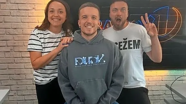 Na  Radiu 1  je Baby lasagna pokramljal z Anjo Ramšak in Robertom 
Roškarjem.  D. Ži