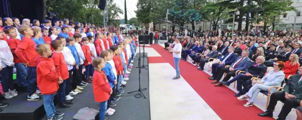  Med skoraj 200 nastopajočimi so bili tudi učenci OŠ Draga Bajca Vipava. Prav z verzi tega vipavskega pesnika in antifašista, po katerem nosi šola ime -  “Moja pesem je himna srca” - so obeležili letošnji državni praznik.

