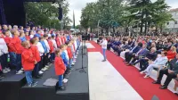  Med skoraj 200 nastopajočimi so bili tudi učenci OŠ Draga Bajca Vipava. Prav z verzi tega vipavskega pesnika in antifašista, po katerem nosi šola ime -  “Moja pesem je himna srca” - so obeležili letošnji državni praznik.

