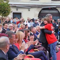 Prizor, ki je ganil vse: po nastopu učencev Ciriusa Vipava je Marcus stekel v objem k 
očetu Robertu Golobu.