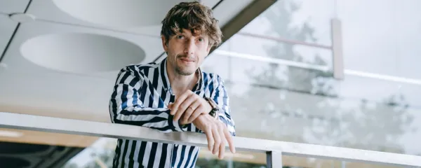 “Če z delom na sebi oklevamo, nam bo življenje postreglo z 
izgorelostjo, s poškodbo ali z boleznijo, torej s preizkušnjo, ki nas 
bo dovolj stisnila v kot, da bomo bolj pohlevno, ponižno razmišljali o sebi,” poudarja Aljoša Bagola.