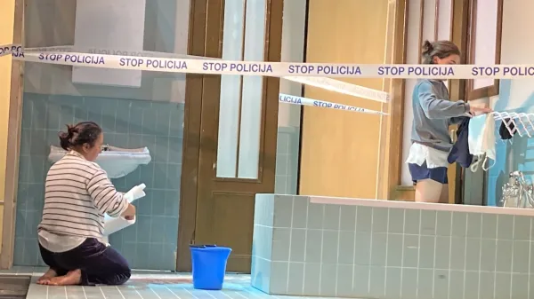 Igralke SNG Nova Gorica Ivana Percan Kodarin, Anuša Kodelja in 
Marjuta Slamič so pretresljivo odigrale nasilje v družini. 