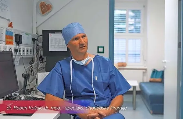 Dolge čakalne dobe na prvi ortopedski pregled in več deset tisoč 
ljudi, ki čaka nanj, je zlata jama za zasebne klinike, ki opravljajo 
samoplačniške storitve. Dve od teh ima v lasti Robert Košak (na 
fotografiji), zanj pa delajo ortopedi iz UKC Ljubljana. Youtube/Kirurgija Bitenc