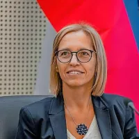 Ministrica za zdravje Valentina Prevolnik Rupel bo zdravnikom iz 
javnih bolnišnic prepovedala delo v samoplačniških ambulantah.